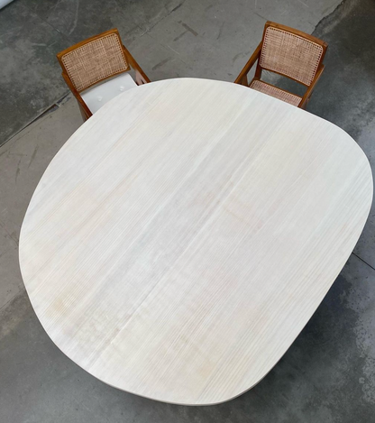 round dining table